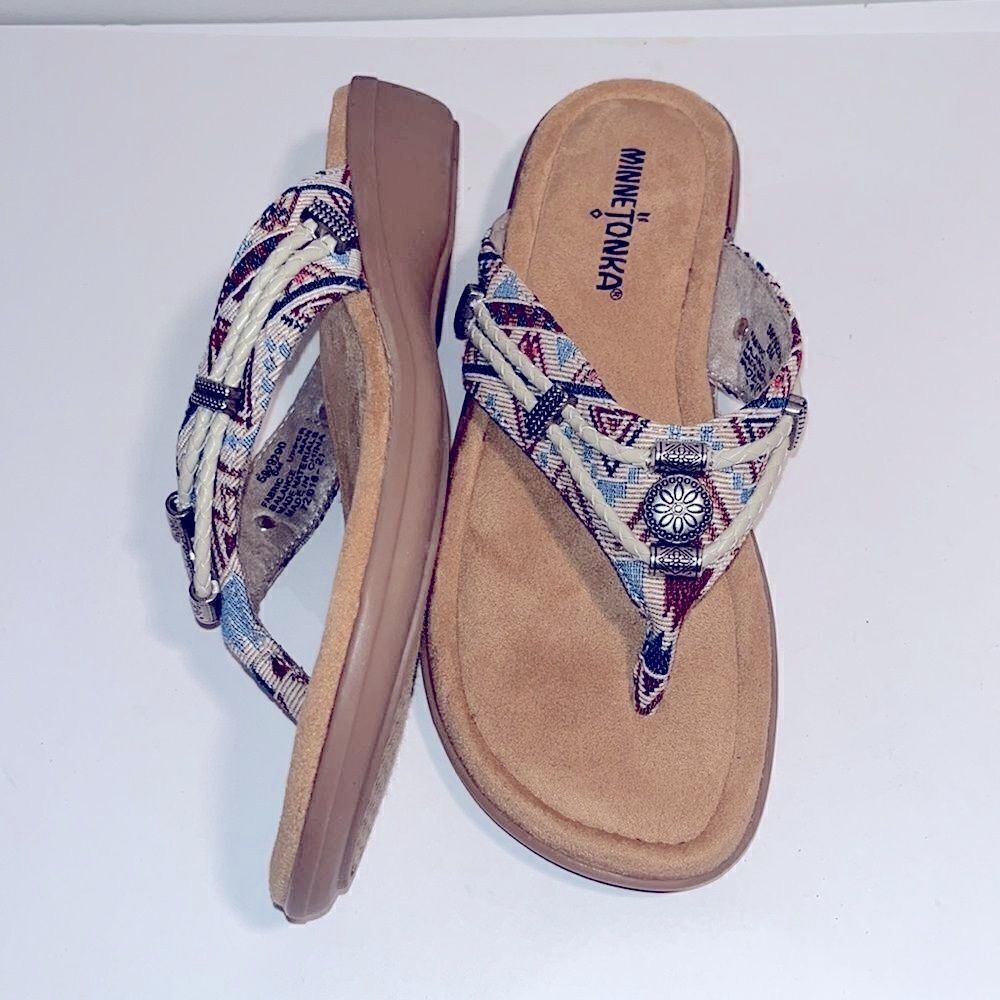 Nwot Minnetonka ethnic print cloth thong sandals
